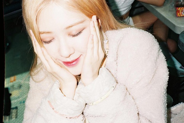 Bức ảnh gây lú nhất ngày: Rosé (Black Pink) từ khi nào ăn mặc táo bạo, sexy thế này? - Ảnh 3.