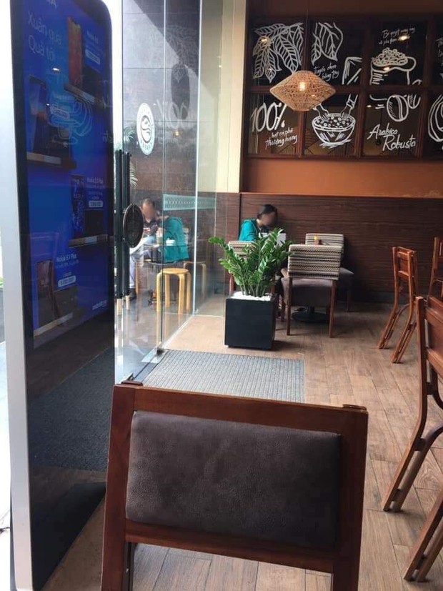 Góc tình ngay lí gian: Người phụ nữ ngồi cà phê một mình nhưng ngó sang cửa kính nhiều người không khỏi hoa mắt rối não - Ảnh 2.