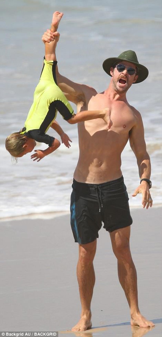 Có một ông bố Chris Hemsworth bạo dạn đến thế: Bế con trai mà không khác gì đang cầm búa đánh Thanos - Ảnh 4.