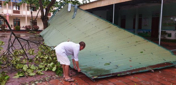 Lốc xoáy khiến hàng chục nhà dân ở Hà Tĩnh bị tốc mái - Ảnh 2.