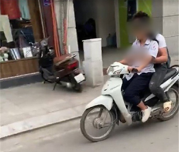 Clip: 2 học sinh không đội mũ bảo hiểm và bàn tay thân mật đến phản cảm của nam sinh ngồi sau xe máy - Ảnh 2.