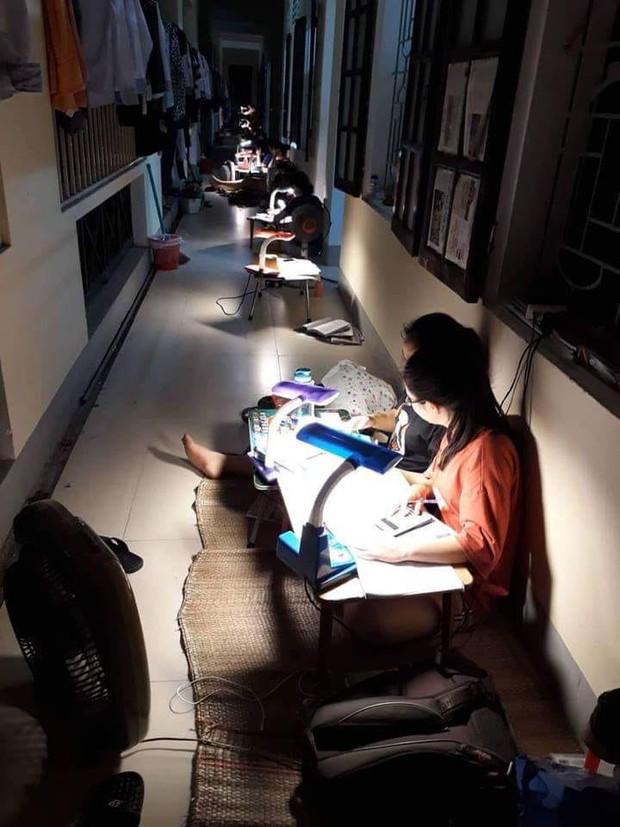Nhìn bức ảnh học sinh ở ký túc xá Chuyên Phan Bội Châu ngồi học kín hành lang này để biết vì sao họ học giỏi thế - Ảnh 1. Nhìn bức ảnh học sinh ở ký túc xá Chuyên Phan Bội Châu ngồi học kín hành lang này để biết vì sao họ học giỏi thế - Ảnh 1.