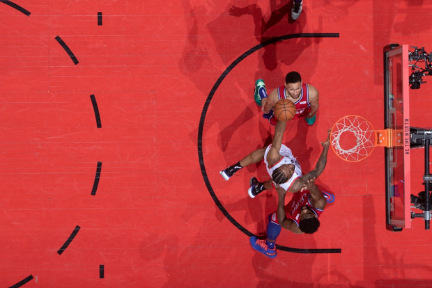 Khoảnh khắc lịch sử NBA: Cú buzzer-beater thần thánh dội vành rổ 4 lần rồi khiến cả nhà thi đấu từ hồi hộp nghẹt thở đến nổ tung - Ảnh 11.