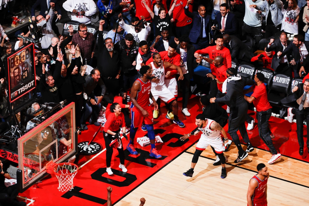 Khoảnh khắc lịch sử NBA: Cú buzzer-beater thần thánh dội vành rổ 4 lần rồi khiến cả nhà thi đấu từ hồi hộp nghẹt thở đến nổ tung - Ảnh 6.