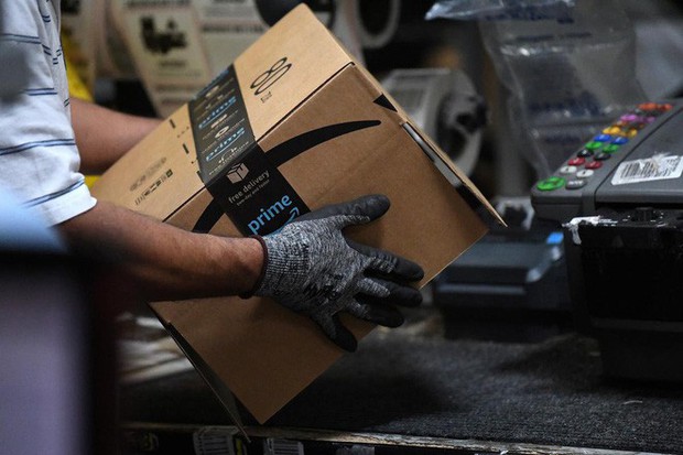 Amazon triển khai máy đóng hàng: nhanh gấp 5 người, 2 máy thay được 24 nhân sự, hoàn vốn sau 2 năm, giá 1 triệu đô/máy - Ảnh 1.