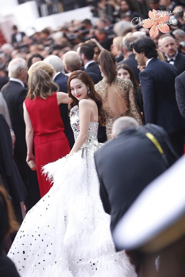 Màn xuất hiện gây mê, siêu sang chảnh không khác gì công chúa của Jessica Jung tại LHP Cannes - Ảnh 12.