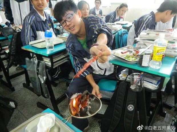 Tuyển tập những món đồ kỳ dị học sinh mang theo đến lớp: Từ rắn, nhím, chó mèo cho đến rau củ quả, thịt thà, rượu vang - Ảnh 16.