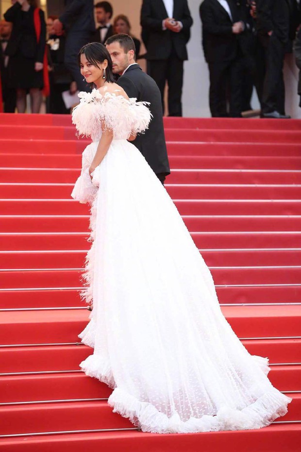 Ngày 4 Cannes: Bella Hadid diễn sâu hết cỡ bên sao nữ Ấn Độ trội nhất thảm đỏ, Thánh lố hoa lá hẹ xuất hiện - Ảnh 38.
