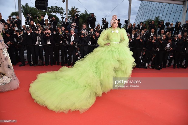 Ngày 4 Cannes: Bella Hadid diễn sâu hết cỡ bên sao nữ Ấn Độ trội nhất thảm đỏ, Thánh lố hoa lá hẹ xuất hiện - Ảnh 5.