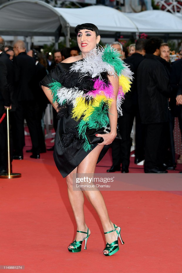 Ngày 4 Cannes: Bella Hadid diễn sâu hết cỡ bên sao nữ Ấn Độ trội nhất thảm đỏ, Thánh lố hoa lá hẹ xuất hiện - Ảnh 23.