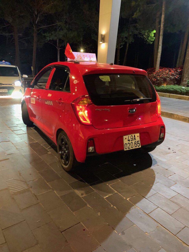 Du khách tố bị tài xế taxi ở Đà Lạt đe dọa, đòi hành hung - Ảnh 1.