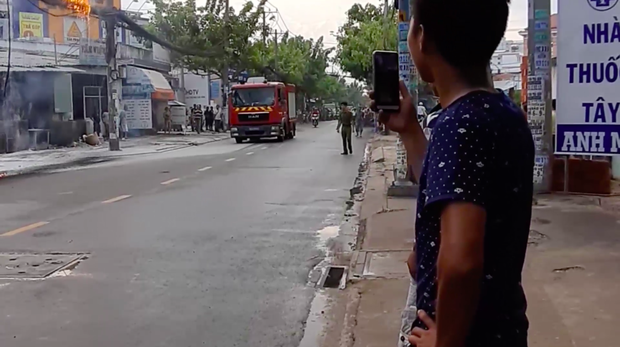Dân hoảng sợ bỏ chạy tán loạn vì đường dây cáp viễn thông cháy phát nổ dữ dội ở Sài Gòn - Ảnh 3.