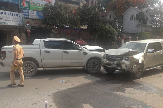 Nghi ghen tuông, chồng dùng dao đâm vợ rồi lái xe tông vào ô tô tình địch trên đường đi đầu thú - Ảnh 1.