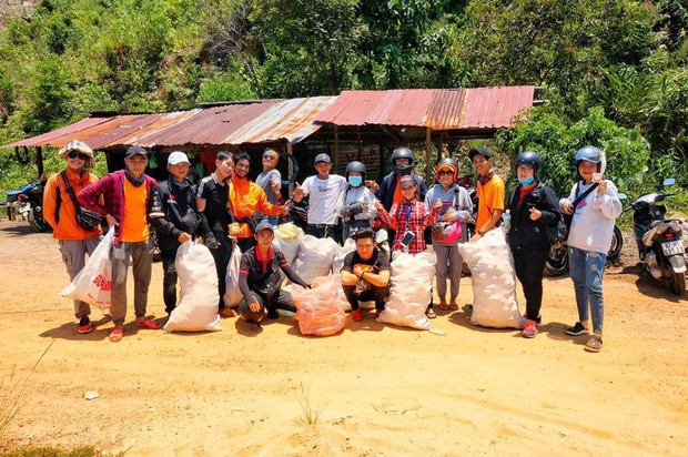 Nhóm bạn trẻ đu dây dọn rác tại vách đá ven biển Nha Trang: Chúng mình không làm để được khen, chỉ thấy hạnh phúc mà thôi - Ảnh 11.