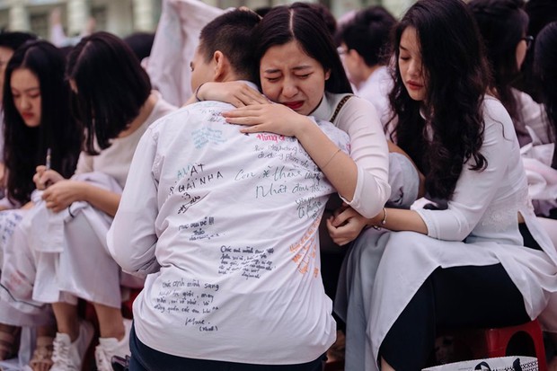 Những khoảnh khắc đẹp nhất mùa bế giảng tại Hà Nội: Dàn nữ sinh khóc lóc bù lu bù loa vẫn giữ được nét xinh xắn đến xao lòng - Ảnh 1.