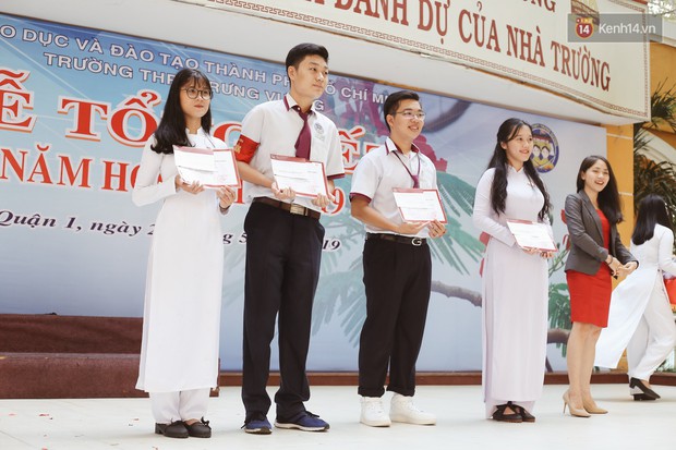 Đẹp đến mức không có chút tỳ vết, cô bạn trường Trưng Vương (TPHCM) chiếm toàn bộ spotlight lễ bế giảng - Ảnh 6. Đẹp đến mức không có chút tỳ vết, cô bạn trường Trưng Vương (TPHCM) chiếm toàn bộ spotlight lễ bế giảng - Ảnh 6.