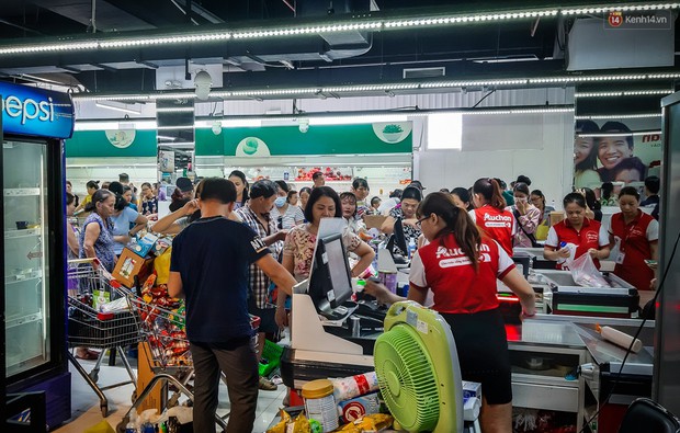 Không chỉ gây sốc khi thản nhiên bóc đồ, vứt bừa bãi tại siêu thị Auchan, một số người còn giả vờ vào mua để trộm cắp hàng hóa - Ảnh 3.