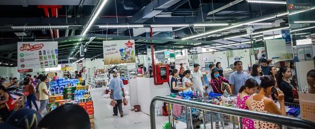 Không chỉ gây sốc khi thản nhiên bóc đồ, vứt bừa bãi tại siêu thị Auchan, một số người còn giả vờ vào mua để trộm cắp hàng hóa - Ảnh 8.