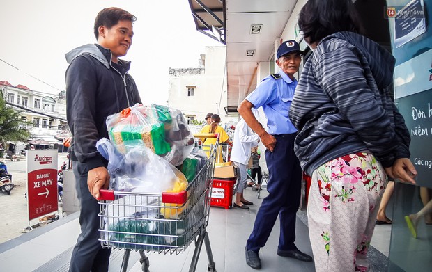 Không chỉ gây sốc khi thản nhiên bóc đồ, vứt bừa bãi tại siêu thị Auchan, một số người còn giả vờ vào mua để trộm cắp hàng hóa - Ảnh 16.