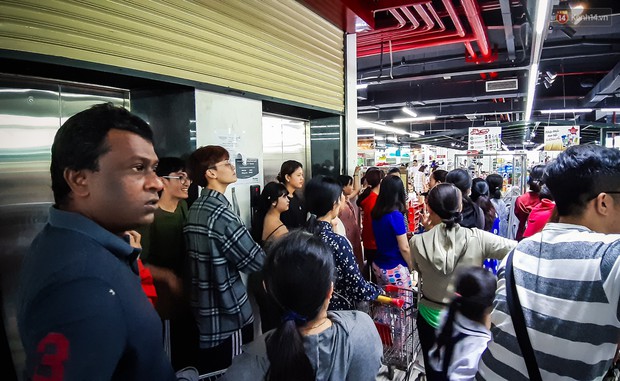 Không chỉ gây sốc khi thản nhiên bóc đồ, vứt bừa bãi tại siêu thị Auchan, một số người còn giả vờ vào mua để trộm cắp hàng hóa - Ảnh 17.