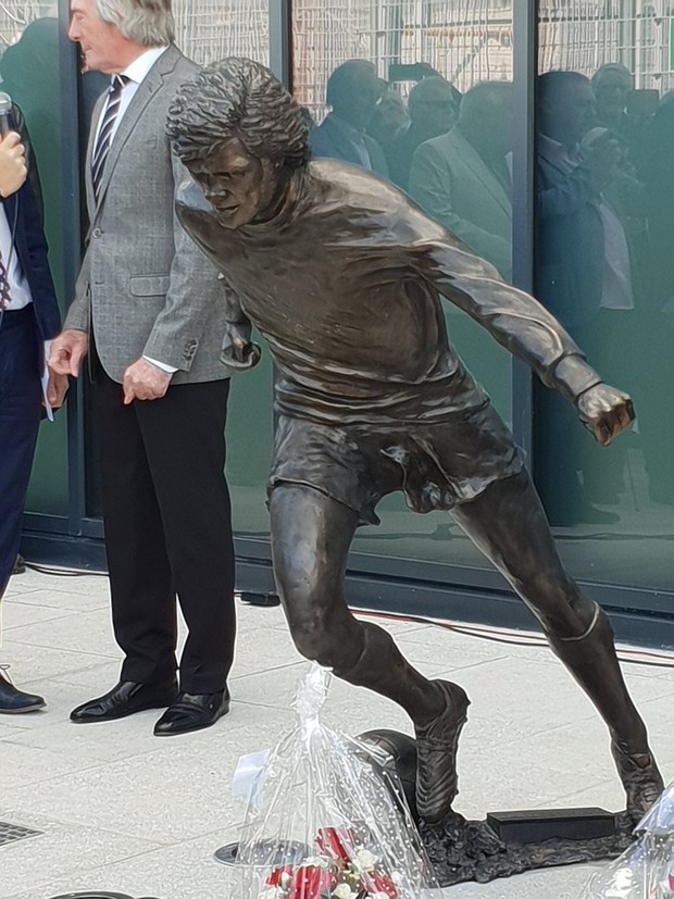 Sau Ronaldo, cộng đồng mạng lại thêm một lần phì cười với bức tượng xấu ma chê quỷ hờn của huyền thoại MU - Ảnh 2.
