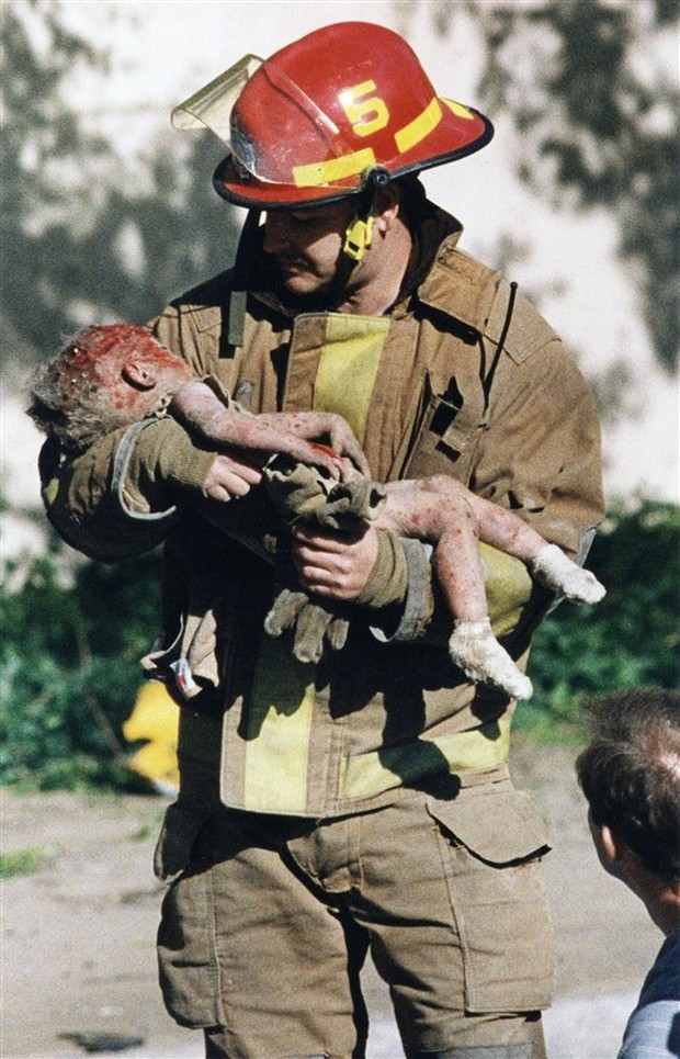 Bức ảnh nhân viên cứu hỏa bế thi thể đứa trẻ lay động thế giới và sự kiện khiến cuộc đời những người liên quan thay đổi sau 24 năm - Ảnh 1.
