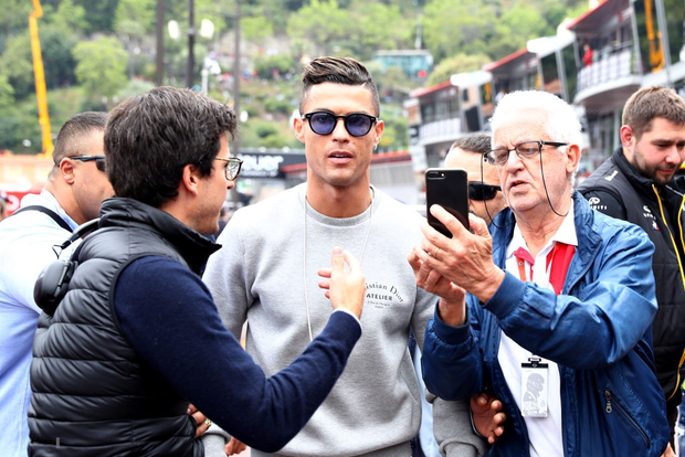 Cậu con cả của Ronaldo lại khiến trẻ em thế giới phải ghen tỵ: Được huyền thoại 5 lần vô địch đua xe F1 đích thân bế vào ngồi trong chiếc xe đua - Ảnh 5.