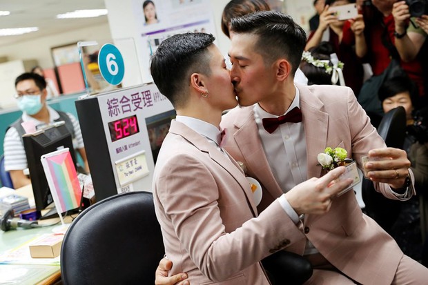 Hai nam thần làm nên lịch sử khi là cặp đôi đồng giới đầu tiên đăng kí kết hôn tại Đài Loan - Ảnh 2.