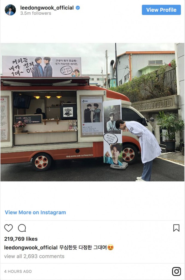 Trai đẹp Lee Dong Wook ủng hộ Gong Yoo nguyên xe cafe: Khỏi cần fan chèo thuyền, hai anh đây tự đẩy! - Ảnh 5.