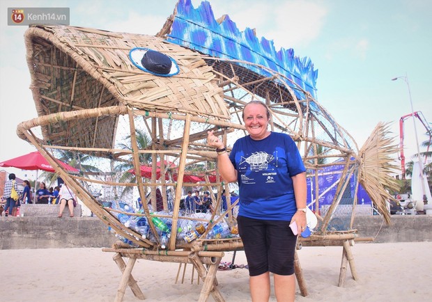 Nữ giáo viên ngoại quốc cùng sinh viên Đà Nẵng tạo nên chú cá Bống khổng lồ ăn rác thải nhựa trên bờ biển - Ảnh 4.
