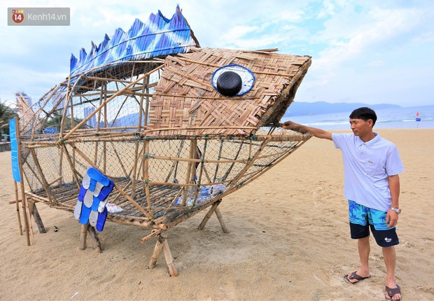 Nữ giáo viên ngoại quốc cùng sinh viên Đà Nẵng tạo nên chú cá Bống khổng lồ ăn rác thải nhựa trên bờ biển - Ảnh 10.