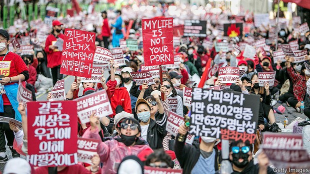 Tiên tiến như Hàn Quốc phụ nữ cũng bị chèn ép đủ đường, nữ sinh viên tham chiến nữ quyền với tuyên ngôn: “Tôi không có bạn trai, tôi thích con gái” - Ảnh 2.