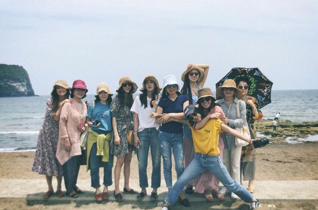 Bộ ảnh đẹp nhất hôm nay: Gong Hyo Jin, Son Dam Bi và hội bạn thân toàn mỹ nhân rủ các mẹ đi du lịch, sống ảo như ai - Ảnh 3.