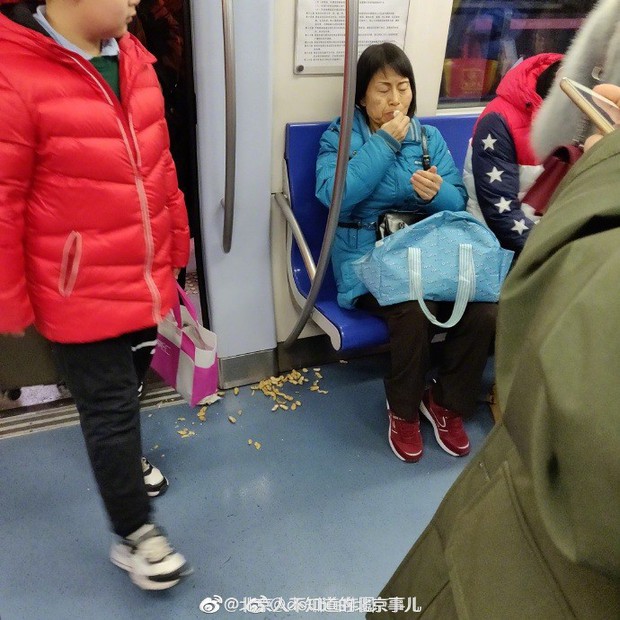 Chùm ảnh gây sốt MXH Trung Quốc: Cô dì chú bác ăn uống tự nhiên rồi xả rác trên tàu điện ngầm như ở nhà khiến ai cũng bức xúc - Ảnh 1.