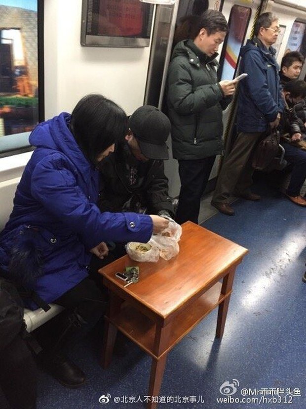 Chùm ảnh gây sốt MXH Trung Quốc: Cô dì chú bác ăn uống tự nhiên rồi xả rác trên tàu điện ngầm như ở nhà khiến ai cũng bức xúc - Ảnh 8.