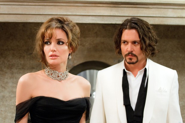 Ly hôn Brad Pitt chưa được bao lâu, Angelina Jolie đã đề nghị Johnny Depp đến sống chung? - Ảnh 1.