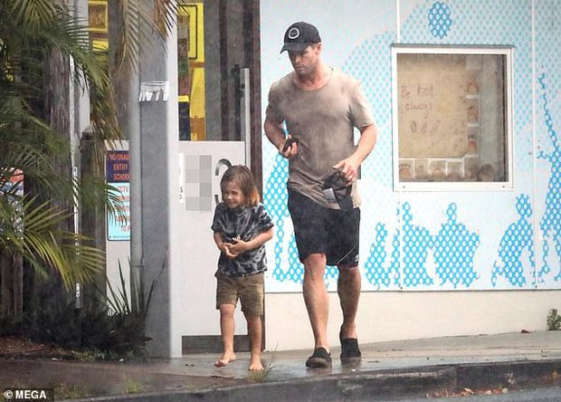 Ông bố phũ của năm: Cùng dầm mưa nhưng Thor Chris Hemsworth đội mũ đi giày, để con trai đầu trần chân đất - Ảnh 5.