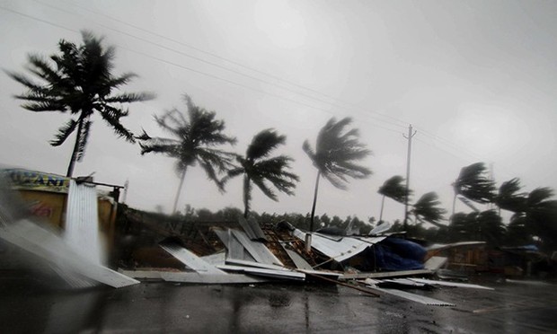 Hình ảnh cơn bão mạnh nhất 20 năm tàn phá bờ biển Ấn Độ - Ảnh 1.