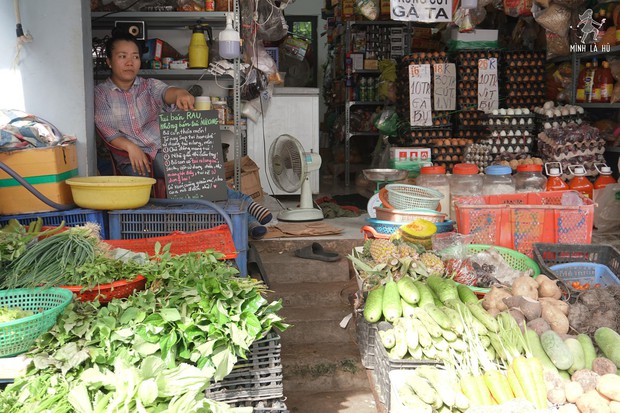 Người tặng tấm biển Tui bán rau, không bán túi nilon cho các sạp hàng ở Sài Gòn: Các cô chú làm được thì chúng mình cũng làm được! - Ảnh 2.