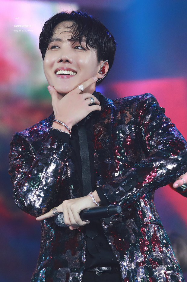 j-hope quả là idol “đa zi năng” của Kpop: Nhảy, rap, hát đều “cân” trọn, lên sân khấu thần thái ngút ngàn, xứng đáng là “anh trai vàng” của BTS - Ảnh 1.