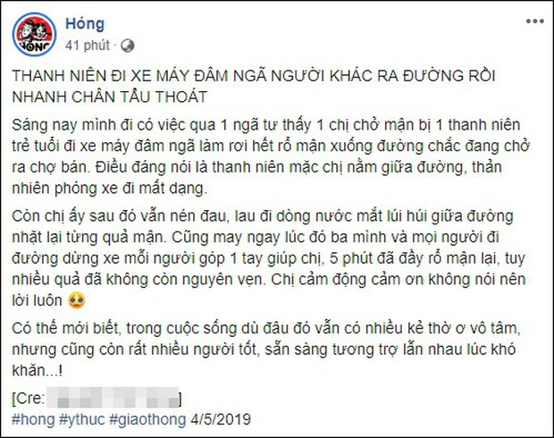 Hình ảnh ấm lòng: Chị bán trái cây bị tai nạn đổ cả sọt quả ra giữa ngã tư, hàng chục người lúi húi nhặt giúp - Ảnh 1.