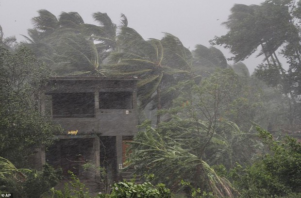 Ảnh: Sức tàn phá khủng khiếp của siêu bão mạnh nhất 20 năm tại Ấn Độ - Ảnh 1.