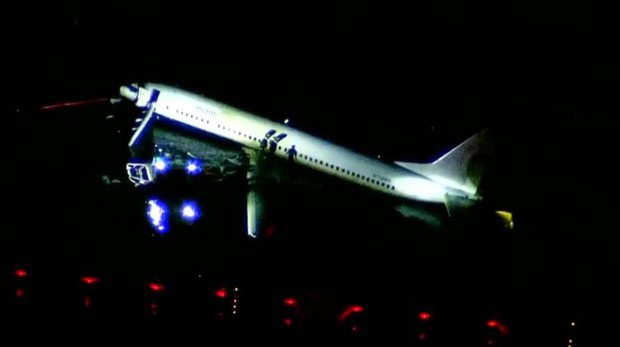 Ảnh: Hiện trường vụ máy bay Boeing 737 chở 143 người lao xuống sông ở Mỹ - Ảnh 7.