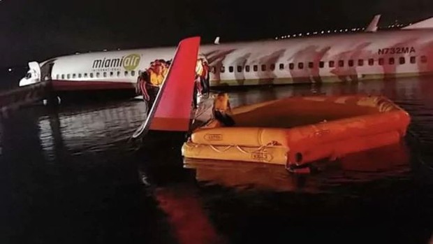Ảnh: Hiện trường vụ máy bay Boeing 737 chở 143 người lao xuống sông ở Mỹ - Ảnh 10.