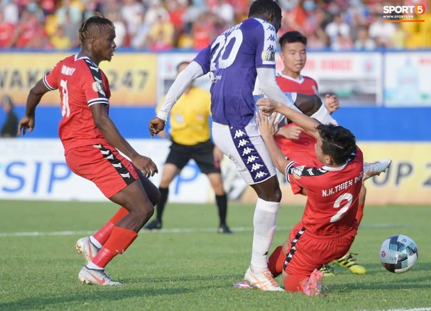 Trọng tài dùng tay ngăn cầu thủ U22 Việt Nam nuốt lưỡi sau pha va chạm cực mạnh ở V.League - Ảnh 2.