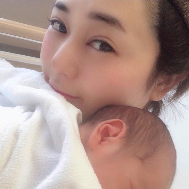 Thánh nữ JAV Aoi Sora khoe 2 quý tử vừa mới chào đời, tiết lộ điều hạnh phúc nhất sau 4 ngày làm mẹ - Ảnh 2.