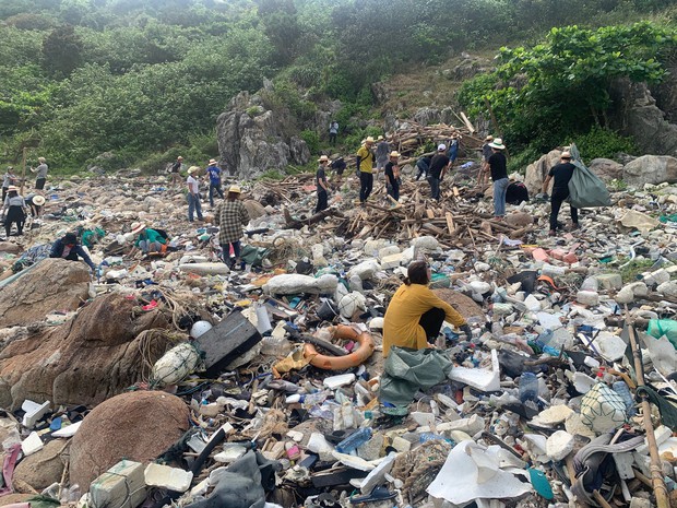#ChallengeForChange chứng minh sức sống bền bỉ của mình: 2 tháng, 10 lần dọn vệ sinh và 700 bao rác được thu gom ở Sơn Trà - Ảnh 2. #ChallengeForChange chứng minh sức sống bền bỉ của mình: 2 tháng, 10 lần dọn vệ sinh và 700 bao rác được thu gom ở Sơn Trà - Ảnh 2.