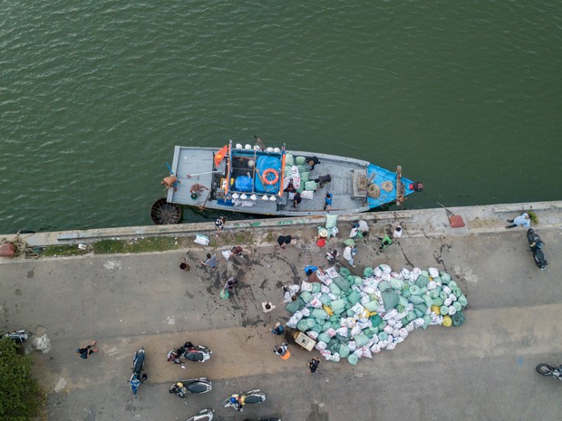#ChallengeForChange chứng minh sức sống bền bỉ của mình: 2 tháng, 10 lần dọn vệ sinh và 700 bao rác được thu gom ở Sơn Trà - Ảnh 8.
