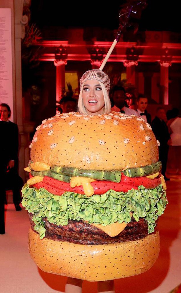 Met Gala 2019: Khó ai chơi lớn bằng Lady Gaga, Katy Perry chuyển từ đèn chùm thành burger nhưng chặt chém không kém là nam nhân dát vàng nằm kiệu - Ảnh 12.