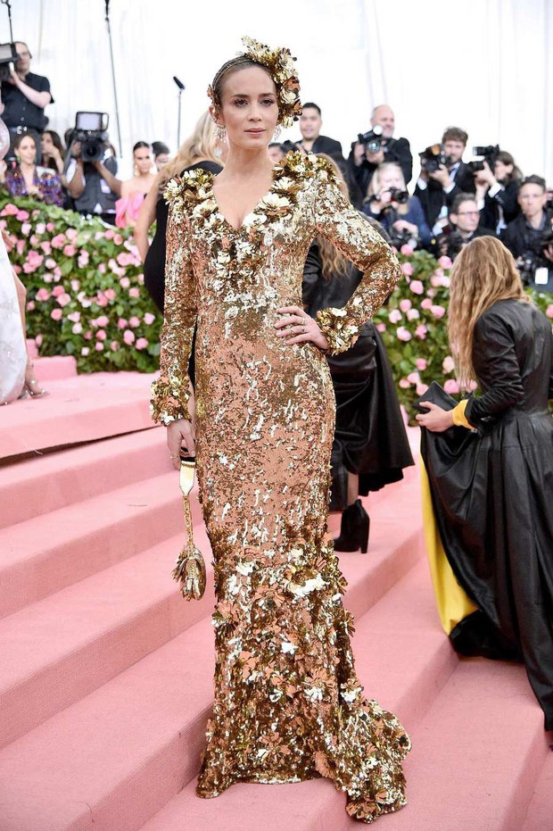Met Gala 2019: Khó ai chơi lớn bằng Lady Gaga, Katy Perry chuyển từ đèn chùm thành burger nhưng chặt chém không kém là nam nhân dát vàng nằm kiệu - Ảnh 47.